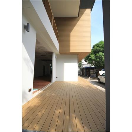 ไม้ผนังภายนอก WATSADUNIYOM 6 นิ้ว ลายเรียบปัดเสี้ยน 15.6X300x2.1 ซม. สีสัก_1