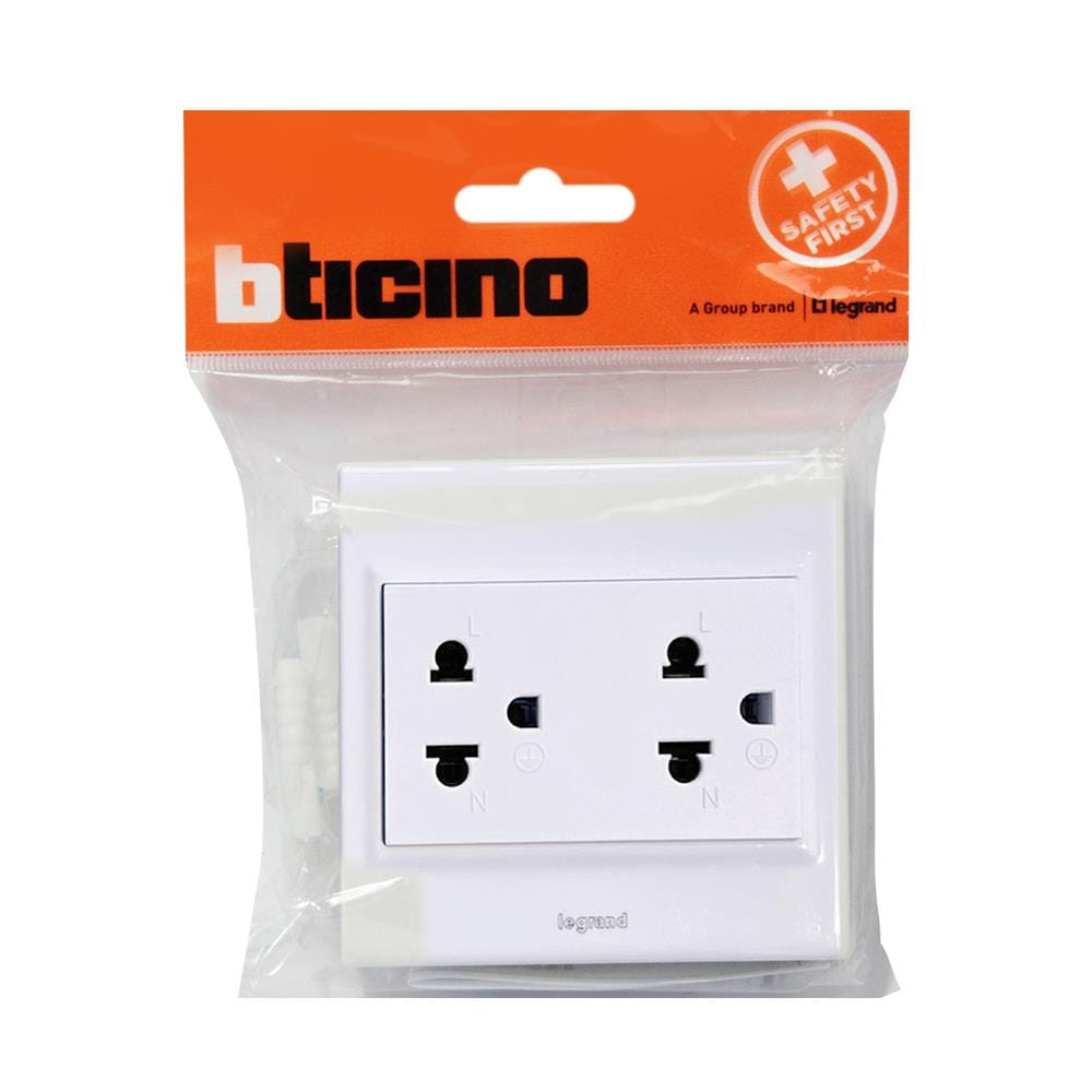 ชุดเต้ารับคู่ 3 ขากลมแบน BTICINO SMR P50404N สีขาว