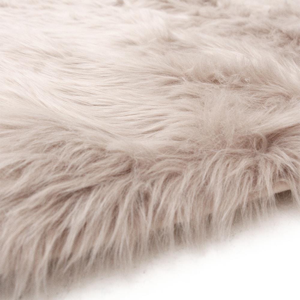 พรมขนแกะเทียม BENETTA ALICIA 150X210 ซม. สีน้ำตาล