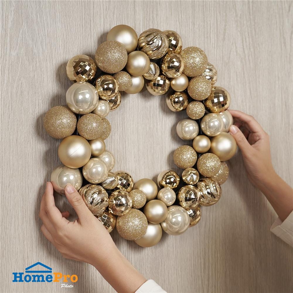 หรีดลูกบอลคริสต์มาส HOME LIVING STYLE 34x34 ซม. สีทอง