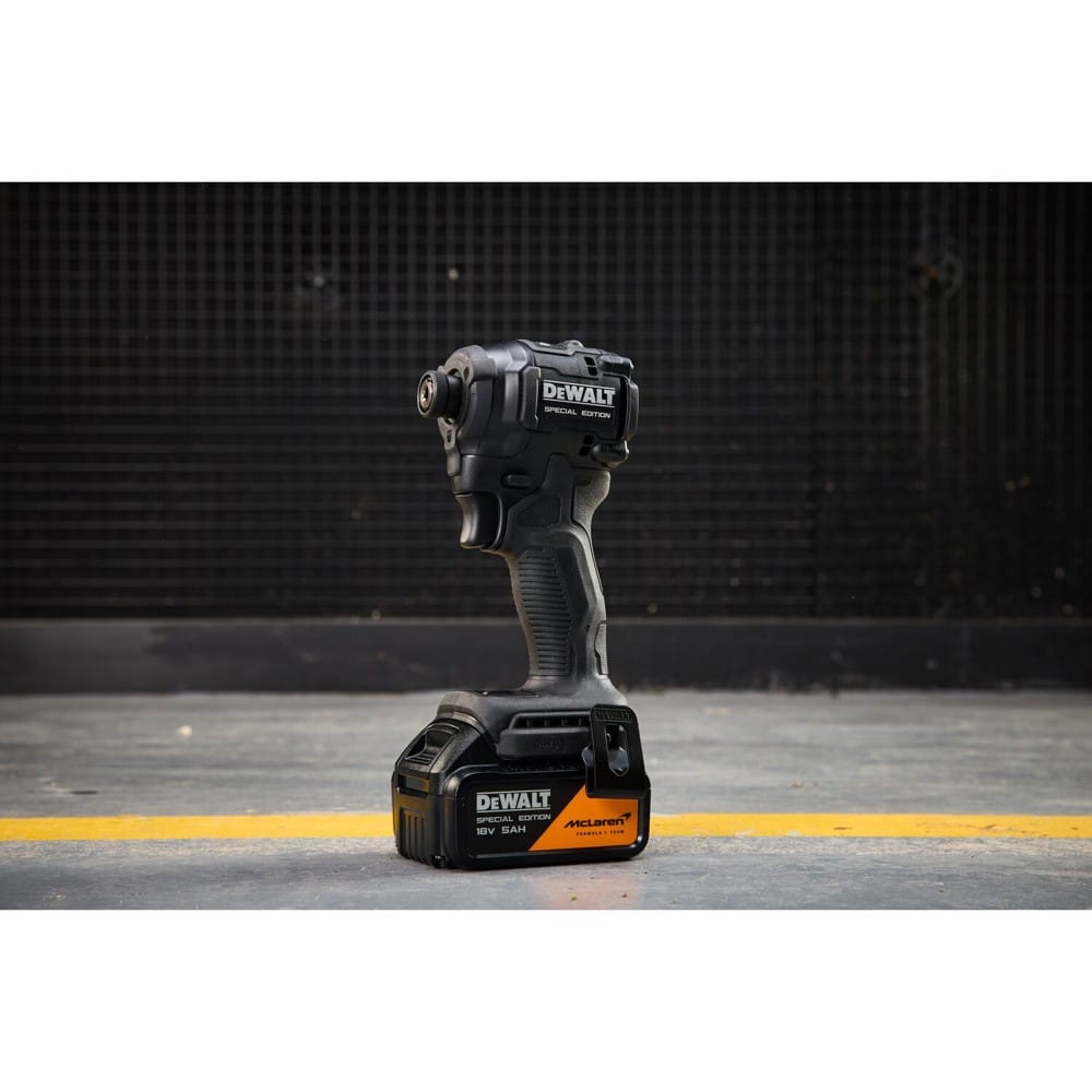 ไขควงกระแทกไร้สาย (พร้อมแบตเตอรี่และแท่นชาร์จ) DEWALT MCLAREN DCF86MP1T-QW 18 โวลต์