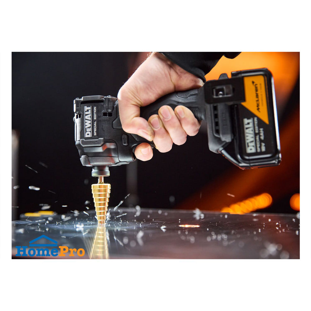 ชุดสว่านกระแทกและไขควงกระแทก (พร้อมแบตเตอรี่และแท่นชาร์จ) DEWALT MCLAREN DCK2222MM2T-QW 20 โวลต์