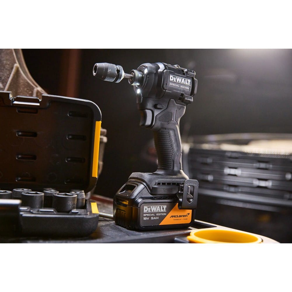 ชุดไขควงบล็อกกระแทก (พร้อมแบตเตอรี่และแท่นชาร์จ) DEWALT MCLAREN DCK2224MP2T-QW 18 โวลต์
