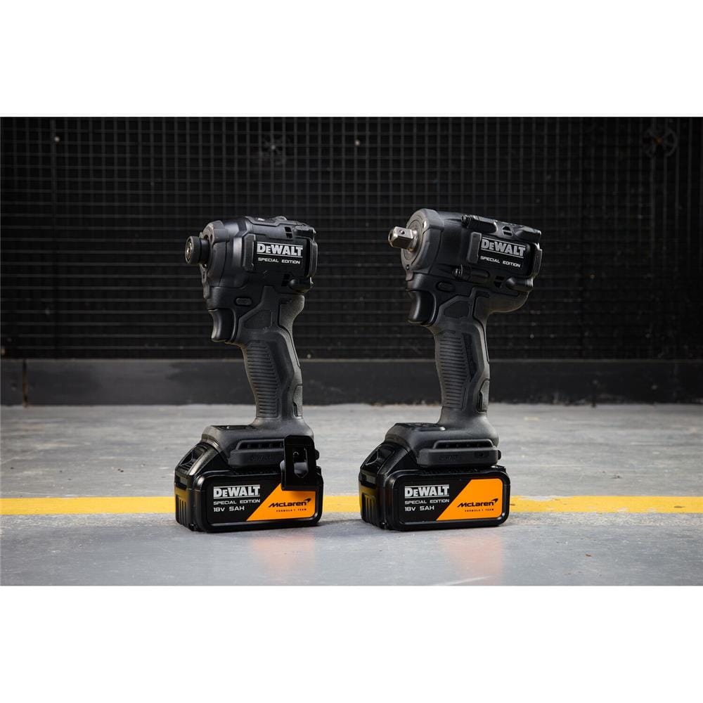 ชุดไขควงบล็อกกระแทก (พร้อมแบตเตอรี่และแท่นชาร์จ) DEWALT MCLAREN DCK2224MP2T 18 โวลต์
