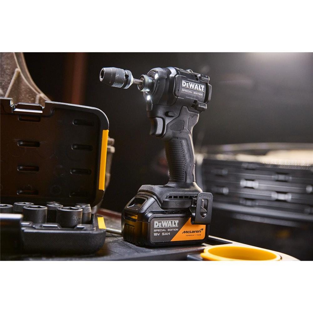 ชุดไขควงบล็อกกระแทก (พร้อมแบตเตอรี่และแท่นชาร์จ) DEWALT MCLAREN DCK2224MP2T 18 โวลต์