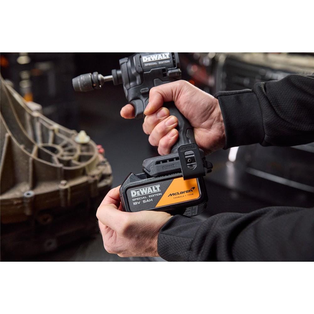 ชุดไขควงบล็อกกระแทก (พร้อมแบตเตอรี่และแท่นชาร์จ) DEWALT MCLAREN DCK2224MP2T 18 โวลต์