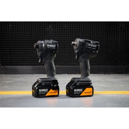 ชุดไขควงบล็อกกระแทก (พร้อมแบตเตอรี่และแท่นชาร์จ) DEWALT MCLAREN DCK2224MP2T-QW 18 โวลต์_1
