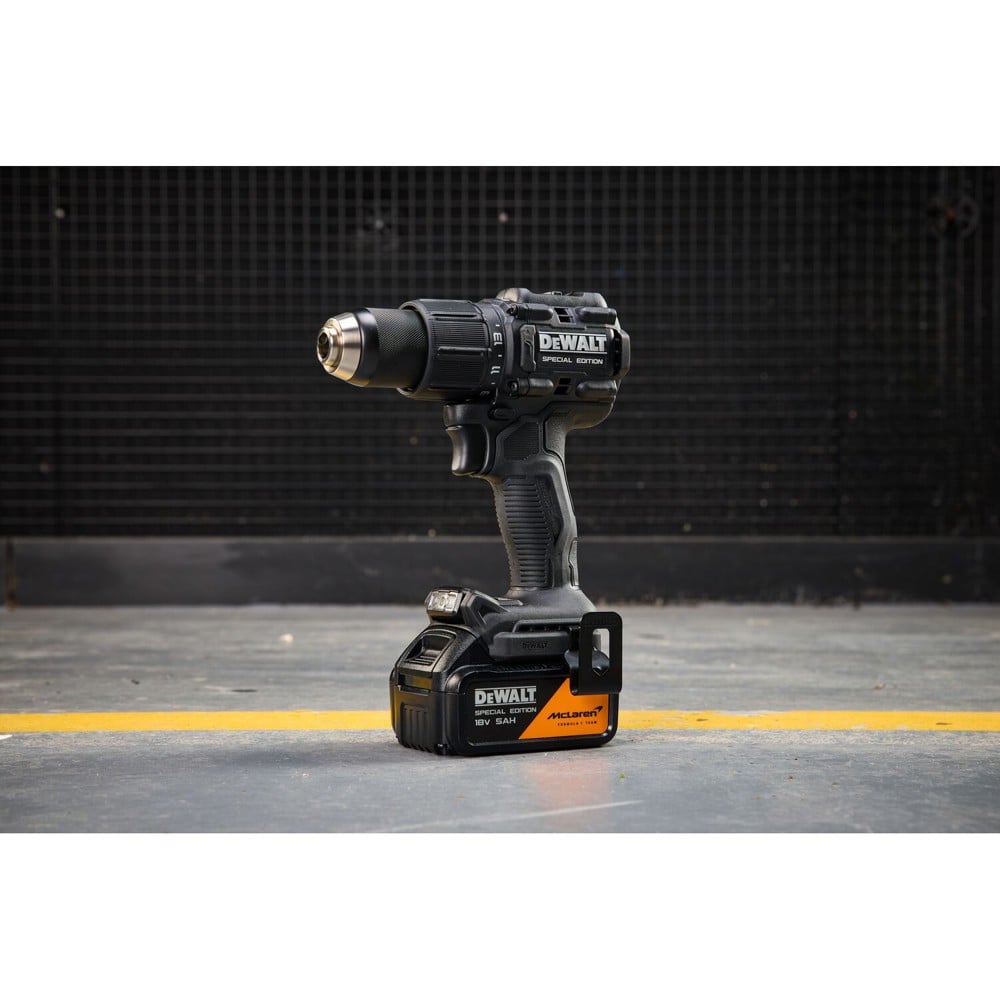 สว่านกระแทกไร้สาย (พร้อมแบตเตอรี่) DEWALT MCLAREN DCD86MP1T-QW 18 โวลต์