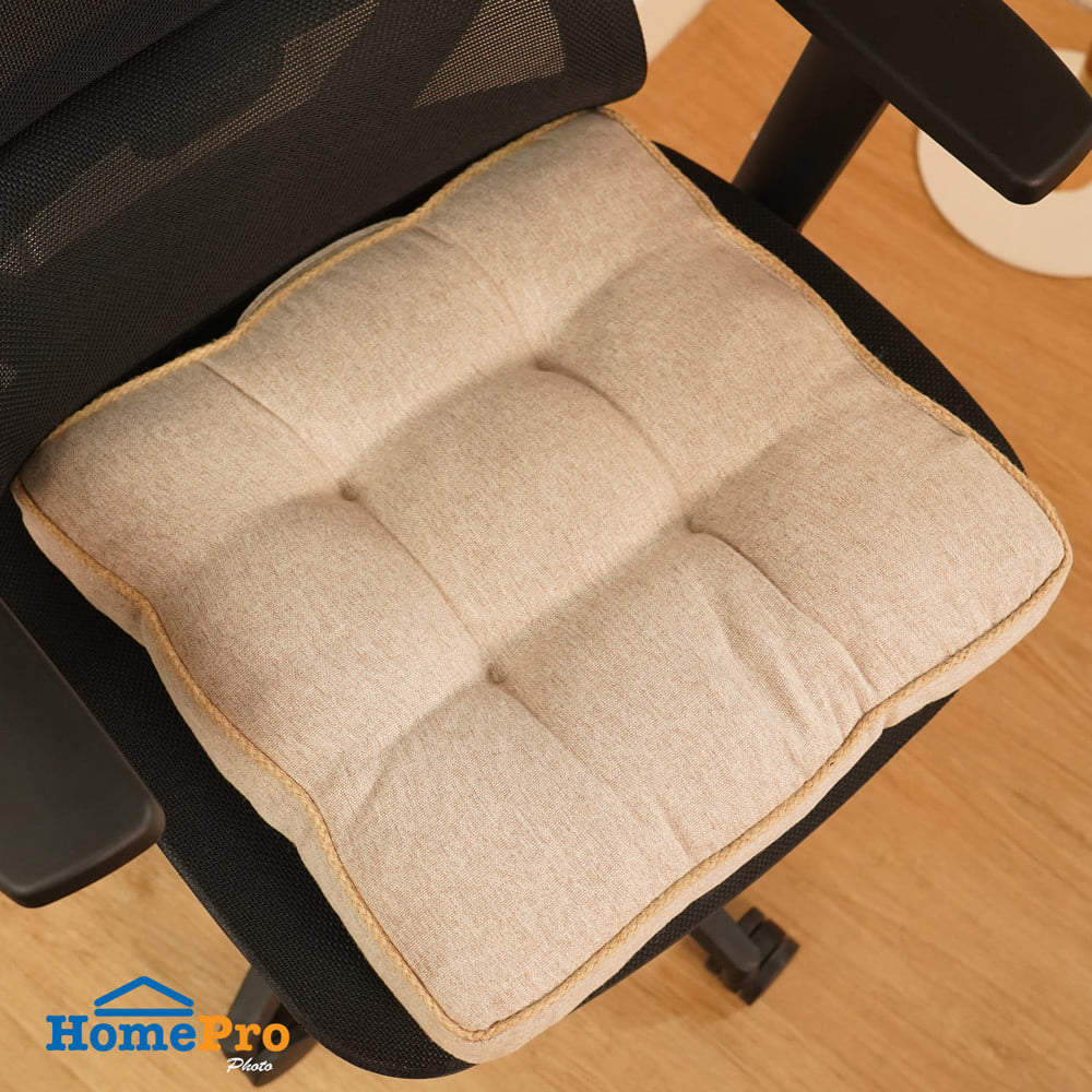 เบาะรองนั่ง HOME LIVING STYLE CREST 16x16 นิ้ว สีครีม