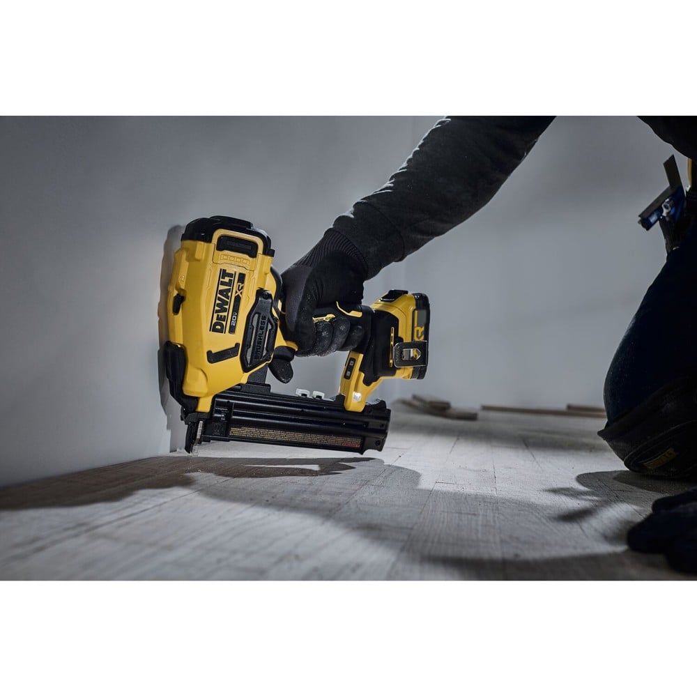เครื่องยิงตะปูไร้สาย DEWALT DCN210B 18 โวลต์ (สูงสุด 20 โวลต์)