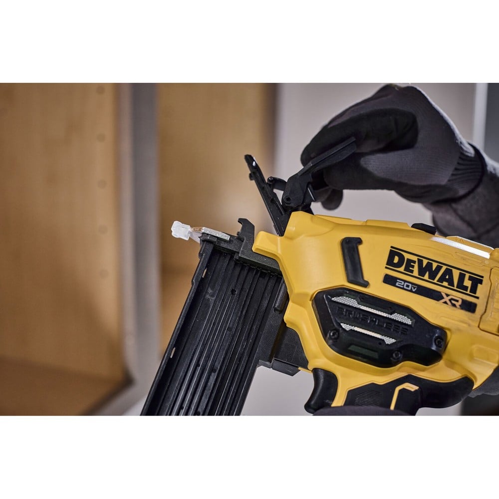 เครื่องยิงตะปูไร้สาย DEWALT DCN210B 18 โวลต์ (สูงสุด 20 โวลต์)