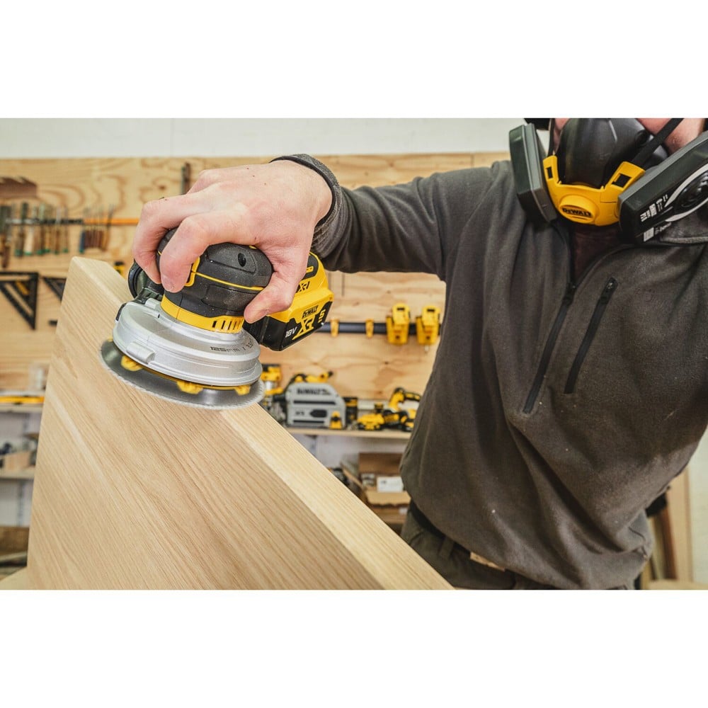 เครื่องขัดกระดาษทรายไร้สาย 5 นิ้ว DEWALT DCW211N-XJ 18 โวลต์ (สูงสุด 20 โวลต์)
