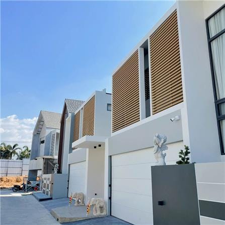 ไม้ระแนง WPC แบบกลวงหน้าใหญ่ WATSADUNIYOM 5.0X5.0X300 ซม. สีสัก_1