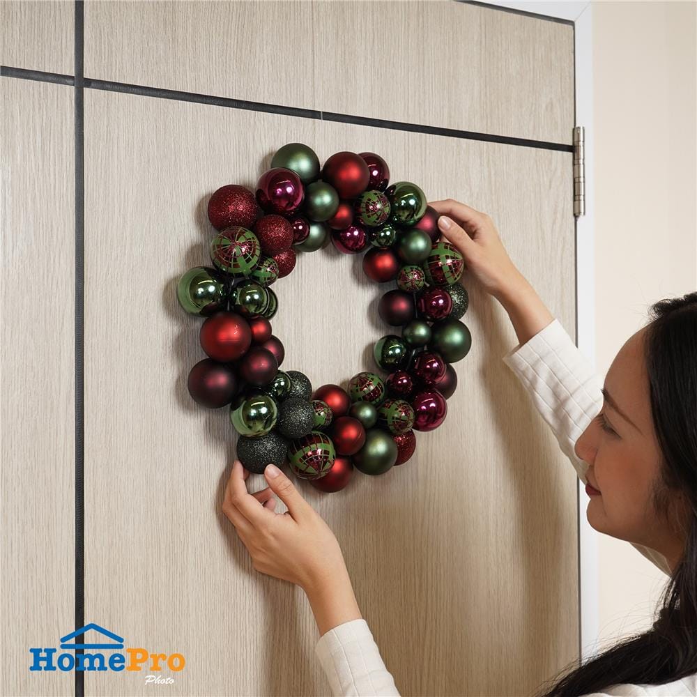 หรีดลูกบอลคริสต์มาส  HOME LIVING STYLE 34x34 ซม. สีแดง/เขียว