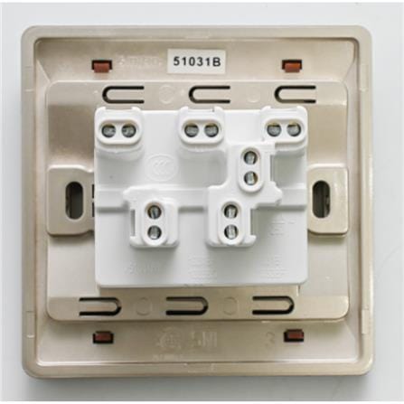 10A 3 GANG 1 WAY SWITCH SIMON 51031B CN CHAMPAGNE WALNUT