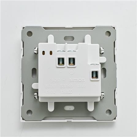 13A 1 GANG FLT PIN SCKT V59382 WH SIMON