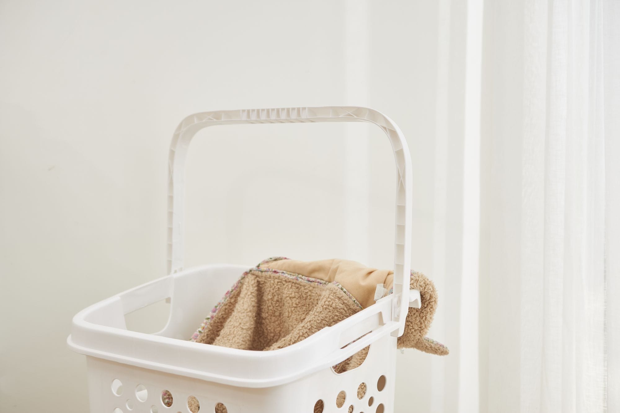 LAUNDRY BASKET WITH WHEELS PLIM WHITE 50X37X64CM
