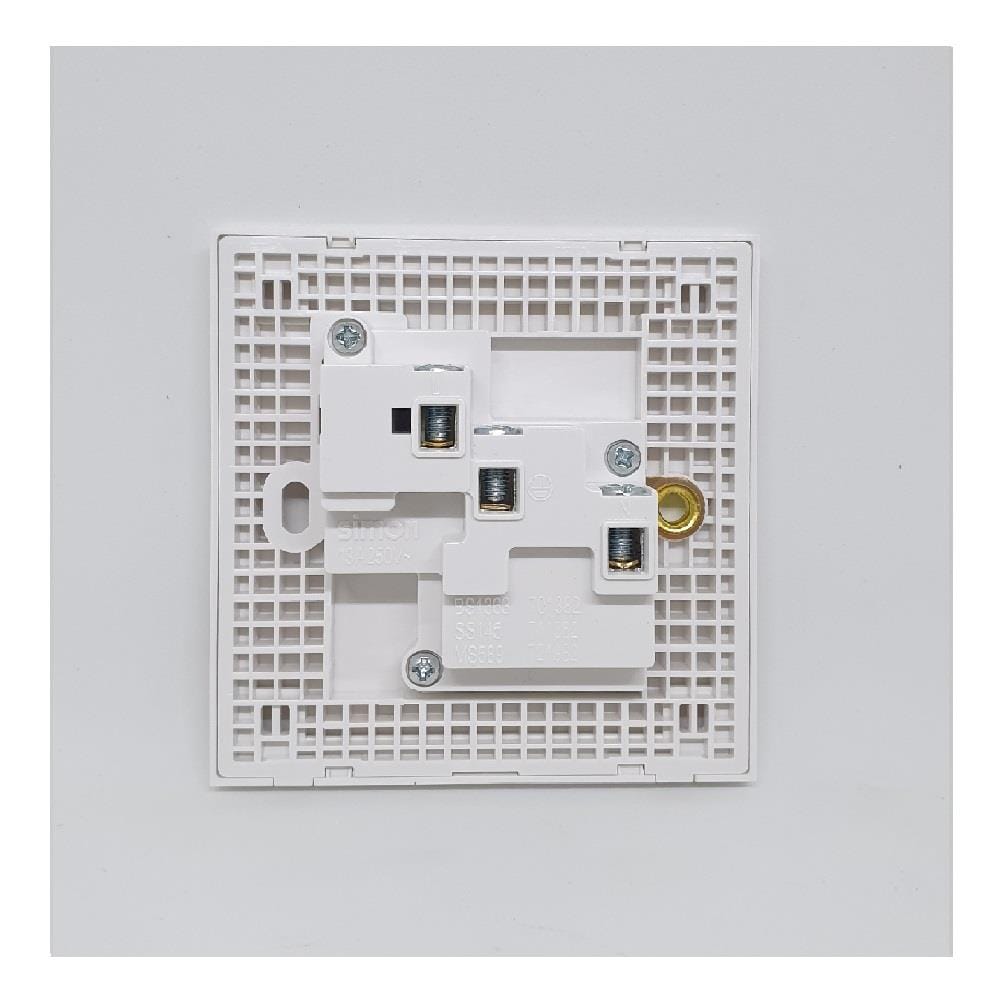 FLAT PIN SWITCH SOCKET 13A 1GANG SIMON E6 721382 WHITE