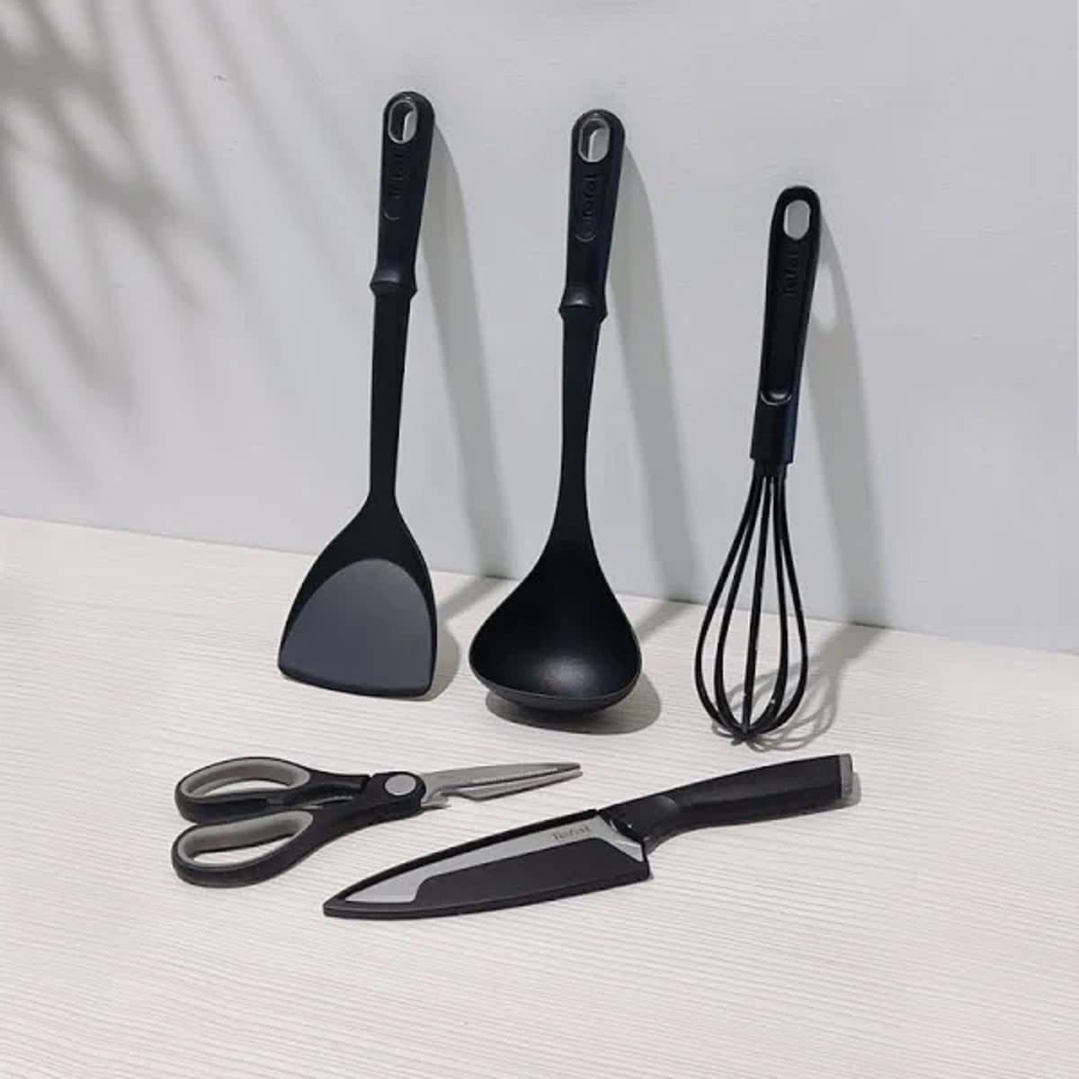 TEFAL KITCHENWARE 5 PCS SET (CHEF KNIFE 15CM + KITCHEN SHEARS 21CM + LADLE SPATULA + WOK SPATULA + BIEVENUE WHISKS)